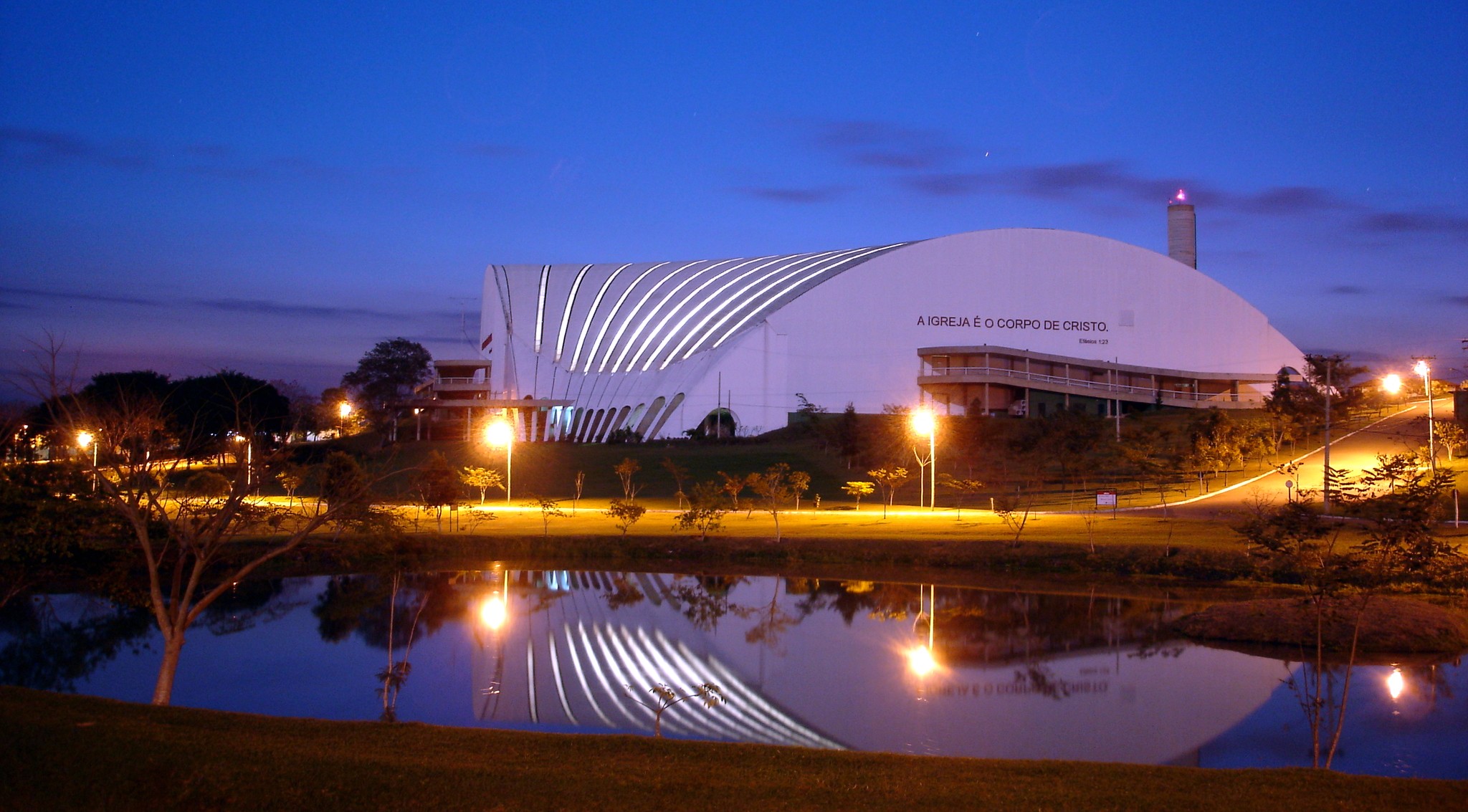 Auditório Pérola à noite, com vista para o lago.